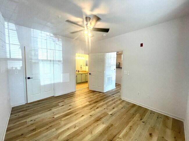 Building Photo - 1 Bedroom, 1 Bath Condo in The Concord West of the Ashley!