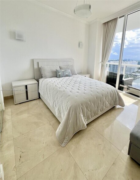 Building Photo - 15901 Collins Ave