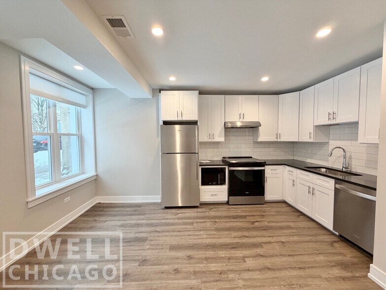 Primary Photo - 1705 W Lunt Ave