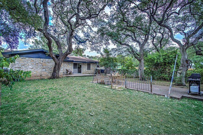 Building Photo - 2001 Oakglen Dr