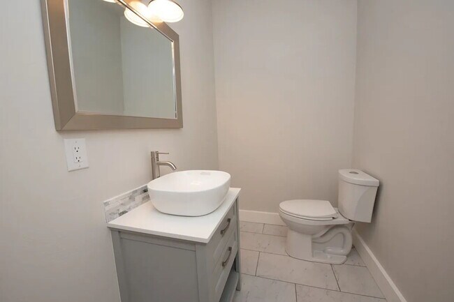 Building Photo - Beautiful and Spacious 3 Bed, 2.5 Bath Hom...