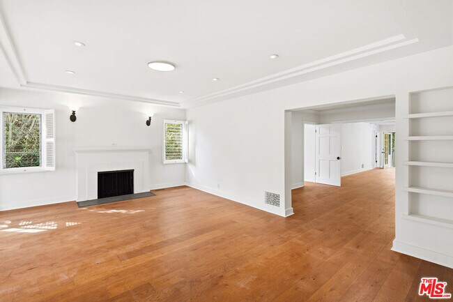 Building Photo - 10309 La Grange Ave