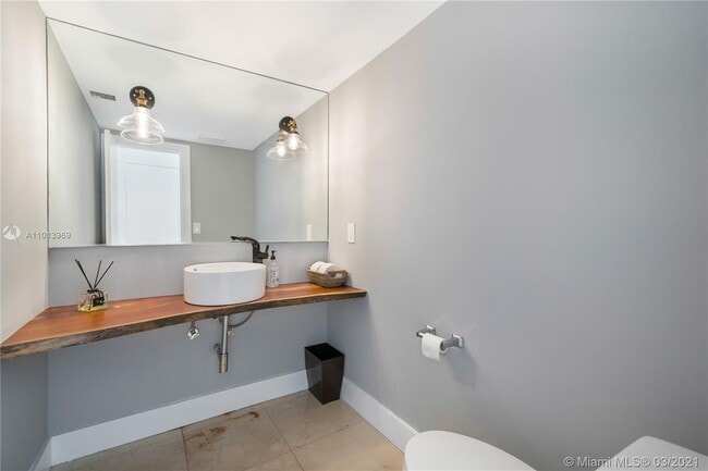 Building Photo - 1413 N Venetian Way