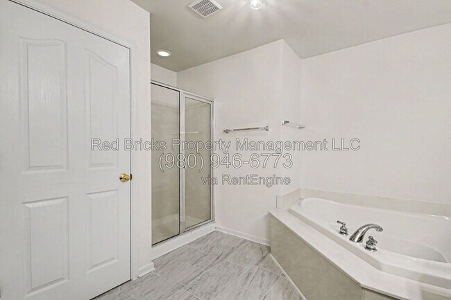 Building Photo - 7864 Whispering Wood Dr