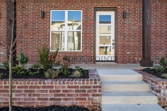 Building Photo - Luxury 3 bedroom, 3.5 Bath, 2 Car Garage Townhome- Fully Furnished!