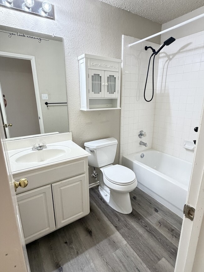 Building Photo - 2040 Camelot Dr