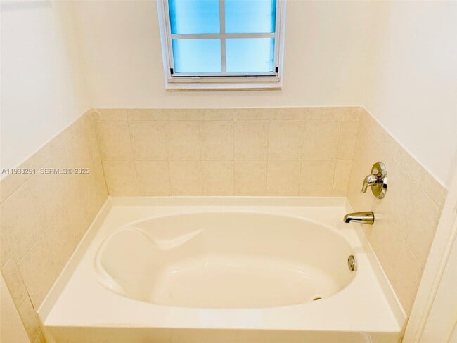 Building Photo - 218 SW 6th Pl