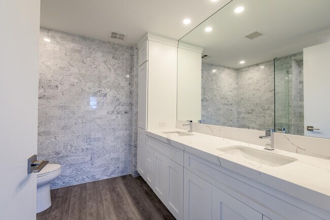 Building Photo - 7137 E Rancho Vista Dr