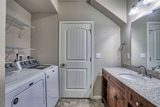 Building Photo - 4 Bedroom Home in East Windsor