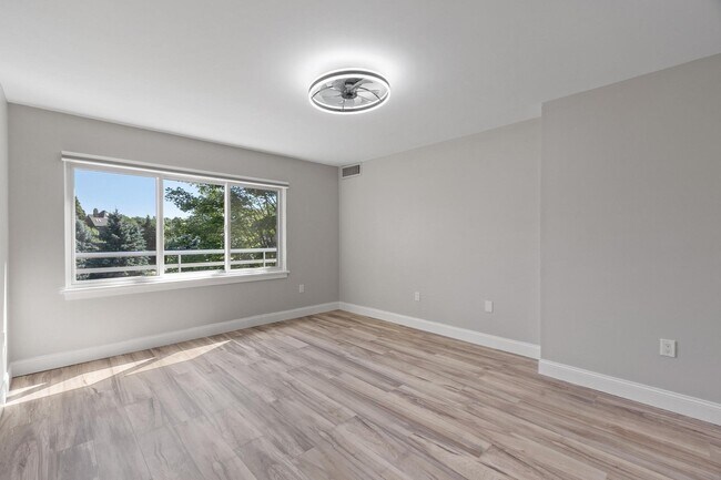Building Photo - 487 Place Ln