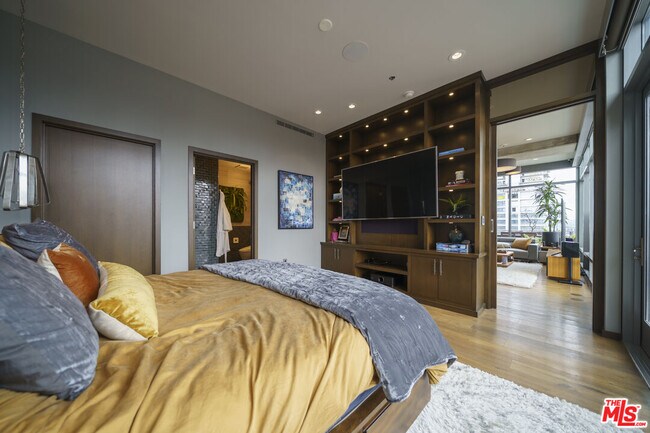 Building Photo - 1100 S Hope St