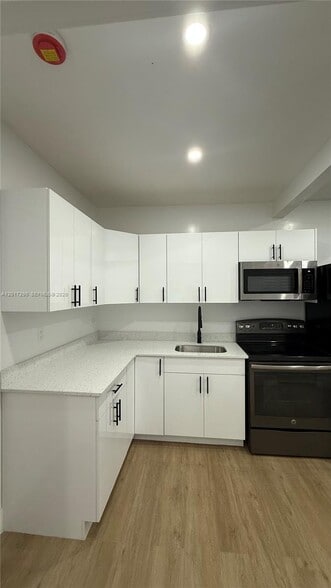 Building Photo - 211 SW 10th Ave