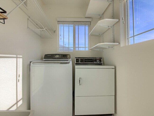 Building Photo - 2 Bedroom Townhome in Denver