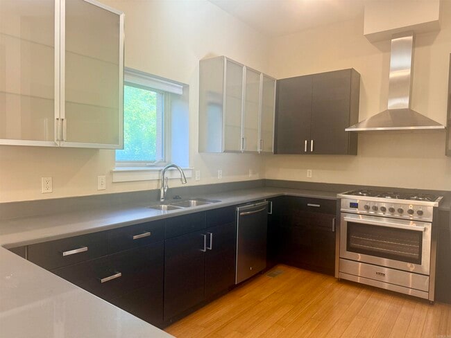 Building Photo - 110 Vertical Lofts Dr