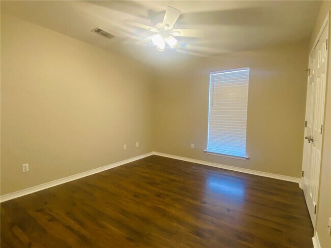 Building Photo - 114 Lazy Creek Dr