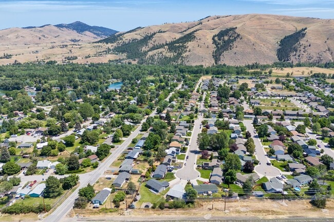 Building Photo - Single Family Home in LOLO, 4 bed / 3 bath...