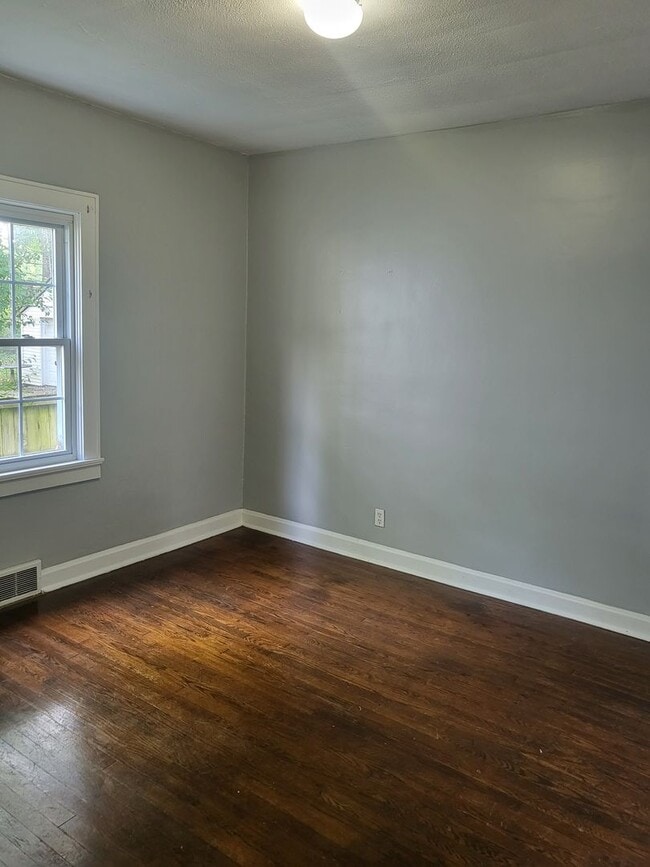 Building Photo - Charming 4-Bedroom Home with Sunroom, Fenc...