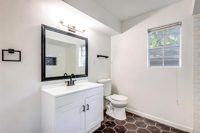 Building Photo - 524 N Woods St