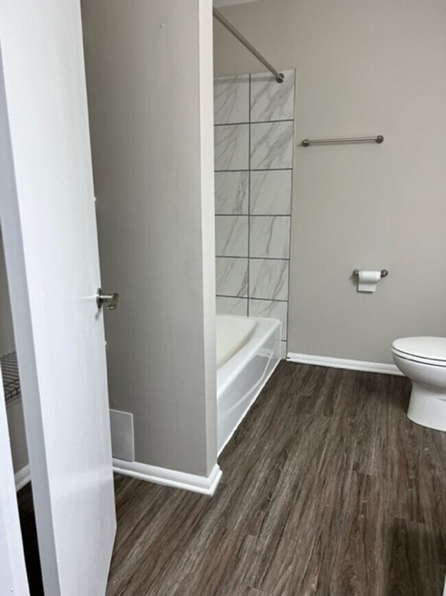 Building Photo - Spacious 2-Bedroom Apartment for Rent in C...