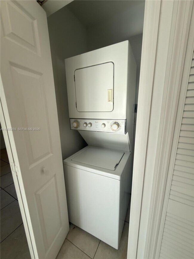 Building Photo - 930 NE 34th Ave