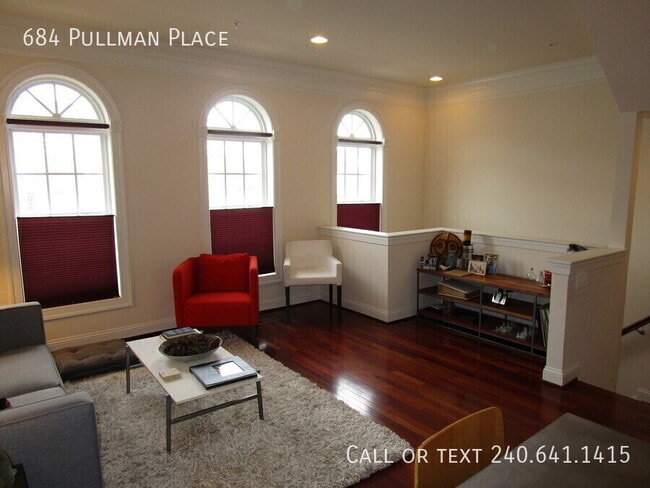 Building Photo - 684 Pullman Pl