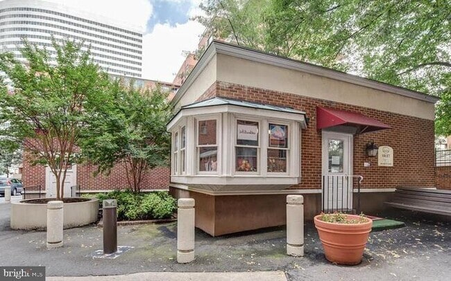 Building Photo - 1121 ARLINGTON Blvd