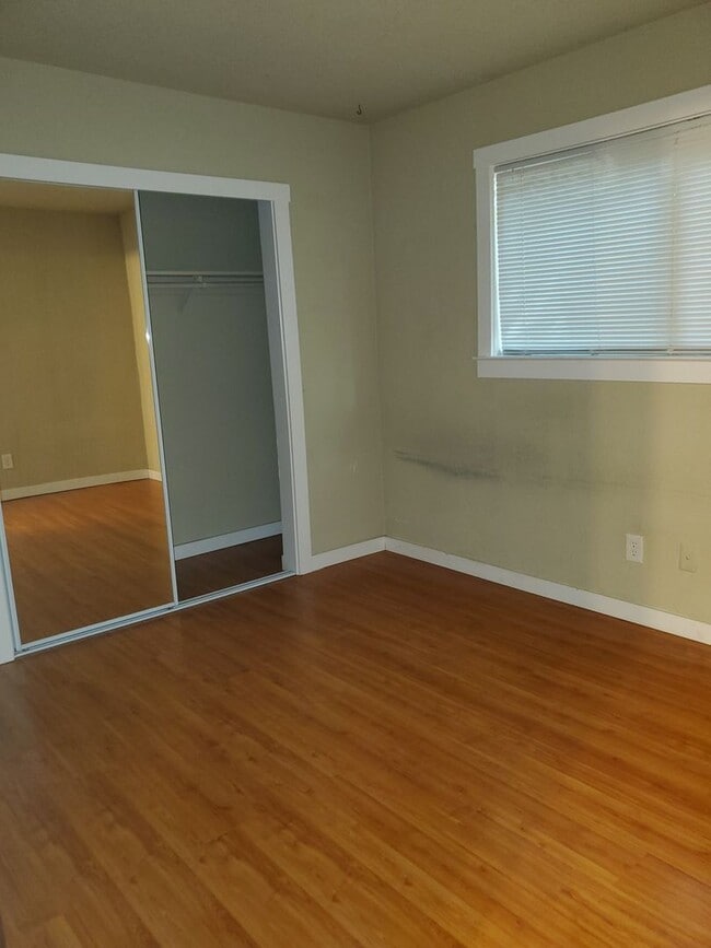 Building Photo - Charming 3 bed / 1 bath Apartment by Downtown