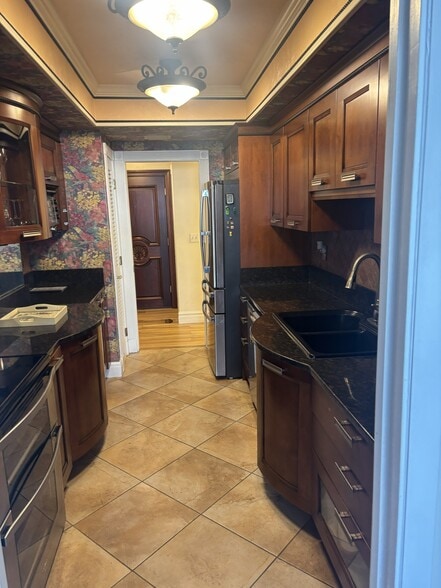 Building Photo - 100 Pierce St