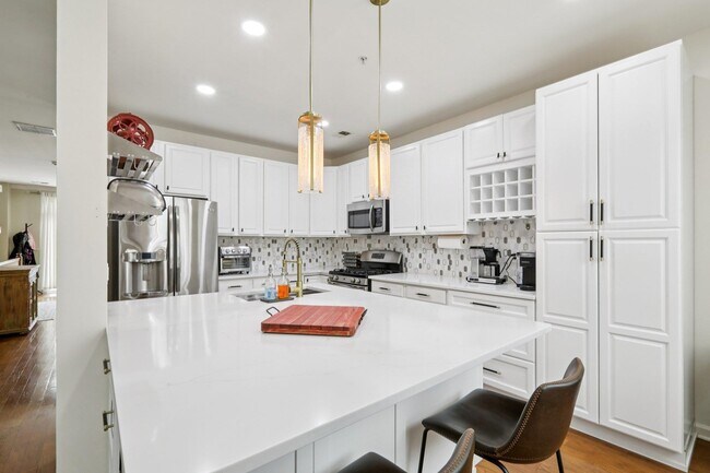 Building Photo - 273 Roslyn Ct