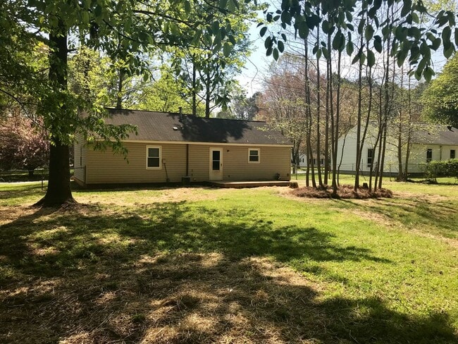 Building Photo - This beautiful 3 bedroom 1 bath home is lo...