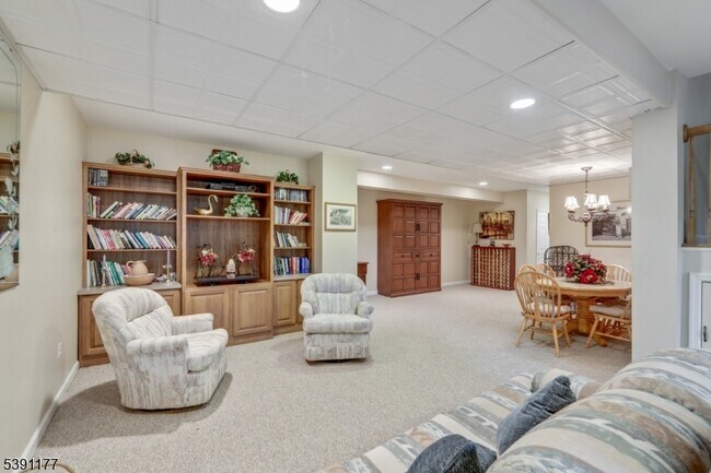 Building Photo - 2 Bedford Dr