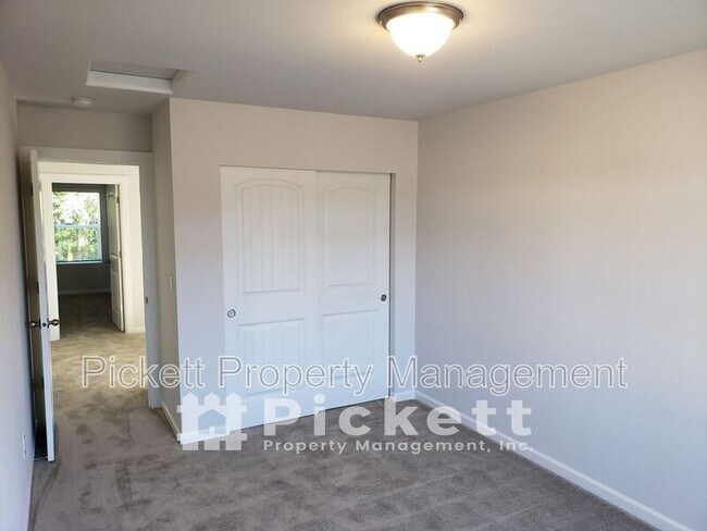 Building Photo - 4222 Andasio Loop SE