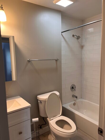 Upstairs Hallway Bathroom ( Full) - 2808 Andiron Ln