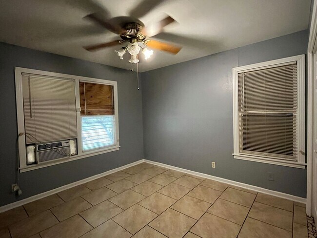 Building Photo - 2 bedroom 1 Bath Central City