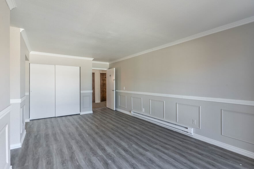 Building Photo - Crestwood Cove