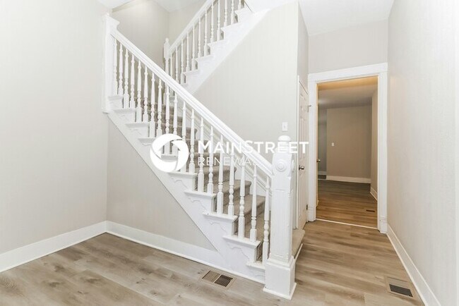 Building Photo - 4 Bedroom Pet-Friendly Home in Louisville, KY with Main Street Renewal