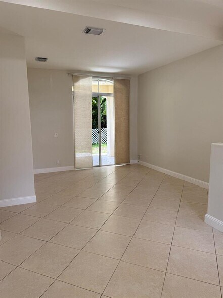 Building Photo - 5076 SW 38th Way