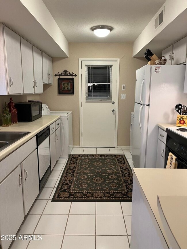 Building Photo - 25258 S Pinewood Dr