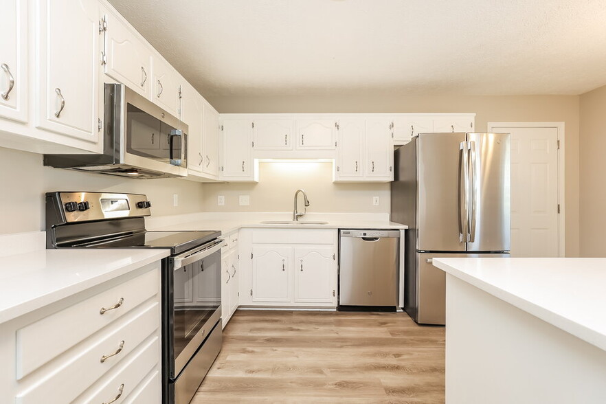 Building Photo - 1984 Old Castle Dr