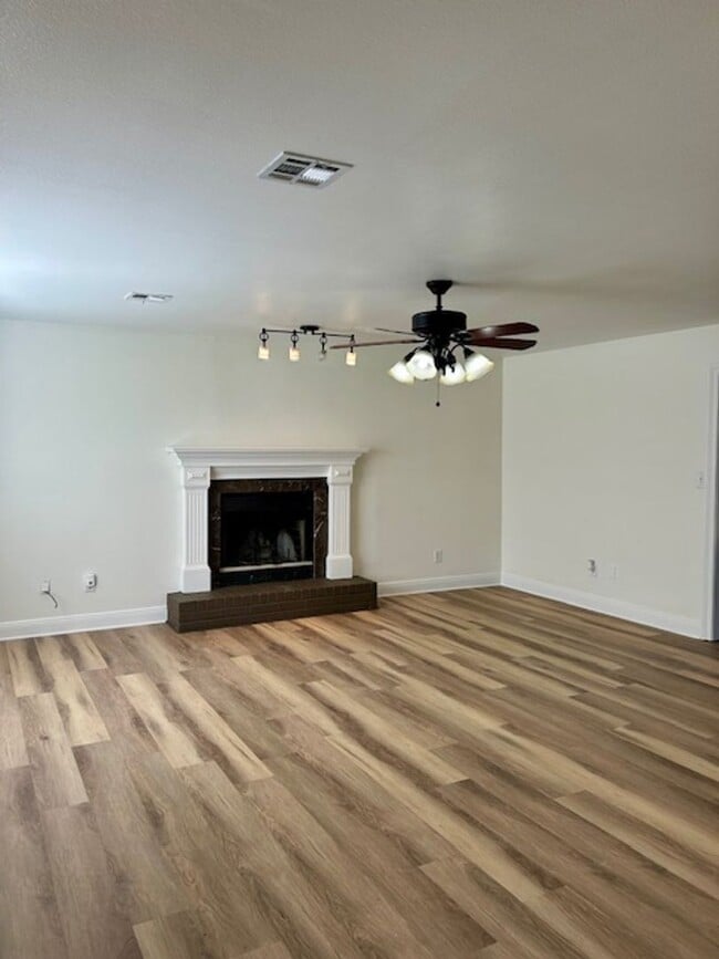 Building Photo - House 3 Bedroom,2 Bath On Lake Ramsey Rd