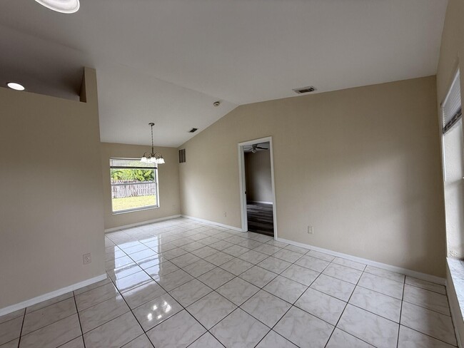 Building Photo - 325 SW Nativity Terrace
