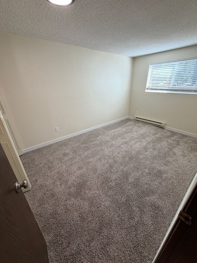 Building Photo - (946) 2780-E - Beautiful Updated 2-bedroom/1-bath