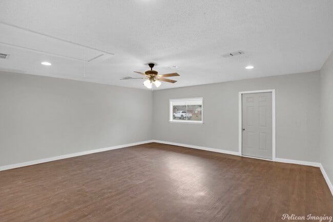 Building Photo - 11122 Parkside Dr