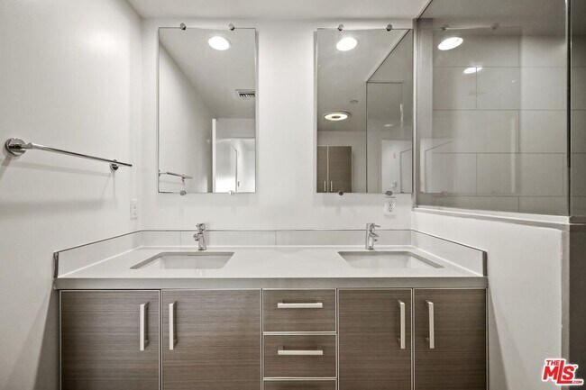 Building Photo - 11818 Dorothy St