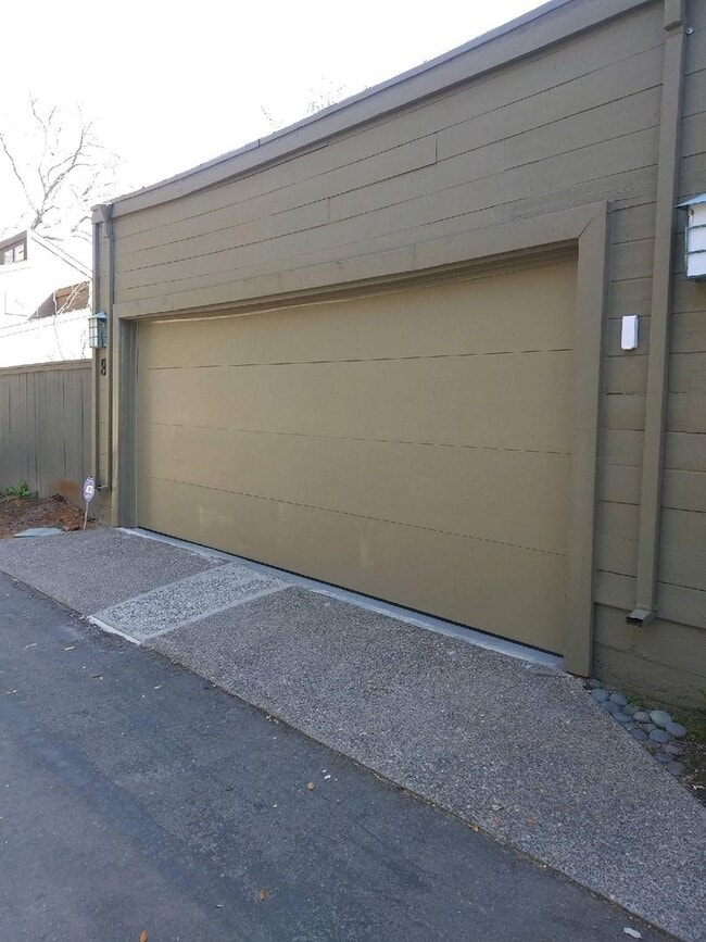 Building Photo - Spacious and beautiful 3 bedroom 2 bath ho...
