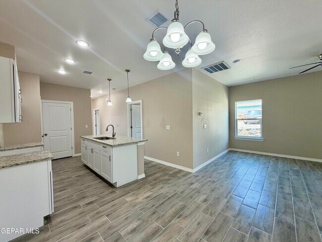 Building Photo - 125 Palma Dr