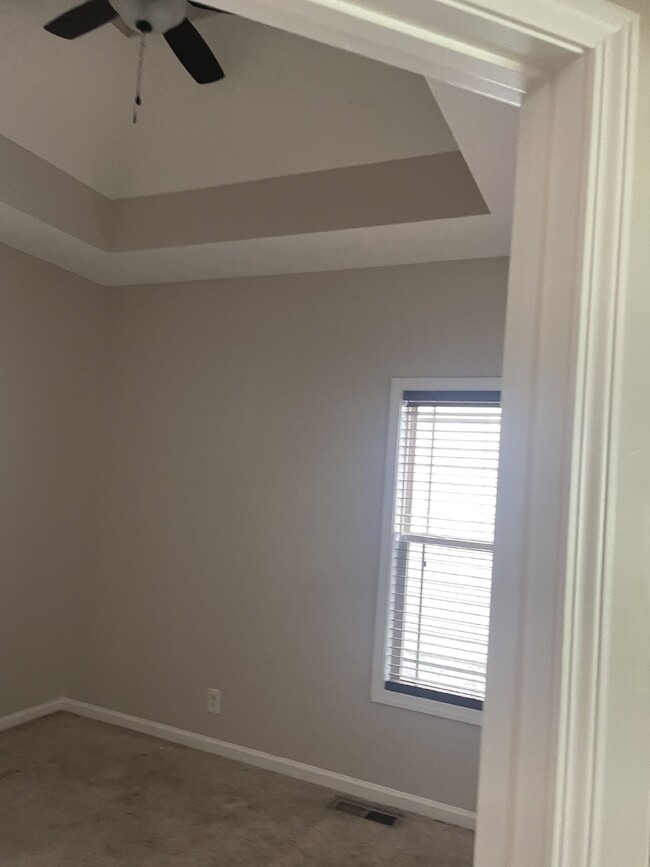 Building Photo - 634 Hidden Valley Dr
