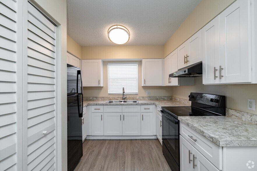 2BR, 2BA - 1,055SF - Kitchen - 5290 70th Ave N, Pinellas Park, FL 33781