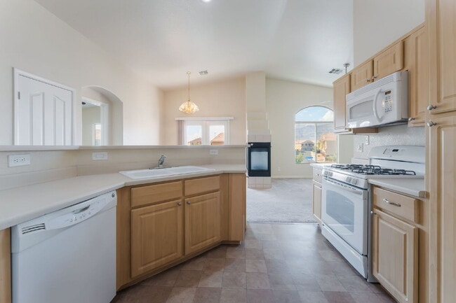 Building Photo - Gated Community Townhome 2 bedroom, 2 bathroom, 1 car garage