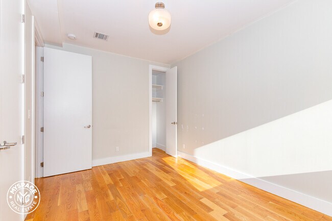 Building Photo - 98 Diamond St
